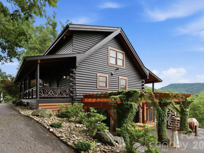 206 Hamlet Drive, Burnsville, NC 28714.  MLS# CAR4399818, YatesRealty ID 38687. 