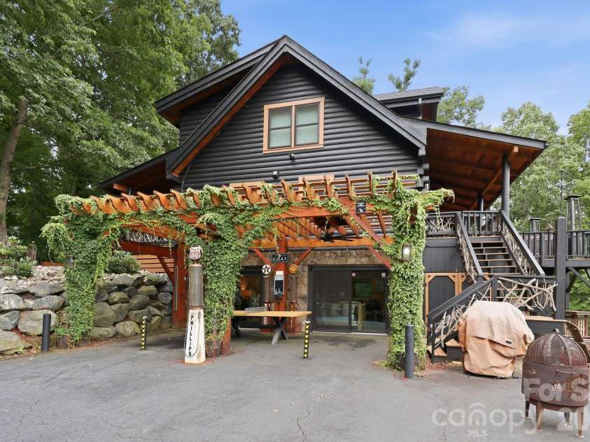 206 Hamlet Drive, Burnsville, NC 28714.  MLS# CAR4399818, YatesRealty ID 38687. 