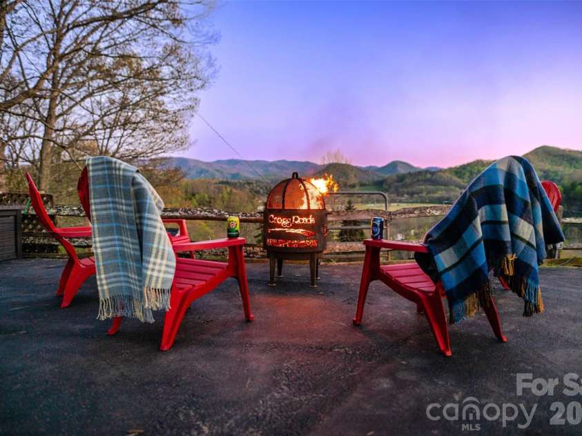 206 Hamlet Drive, Burnsville, NC 28714.  MLS# CAR4399818, YatesRealty ID 38687. 