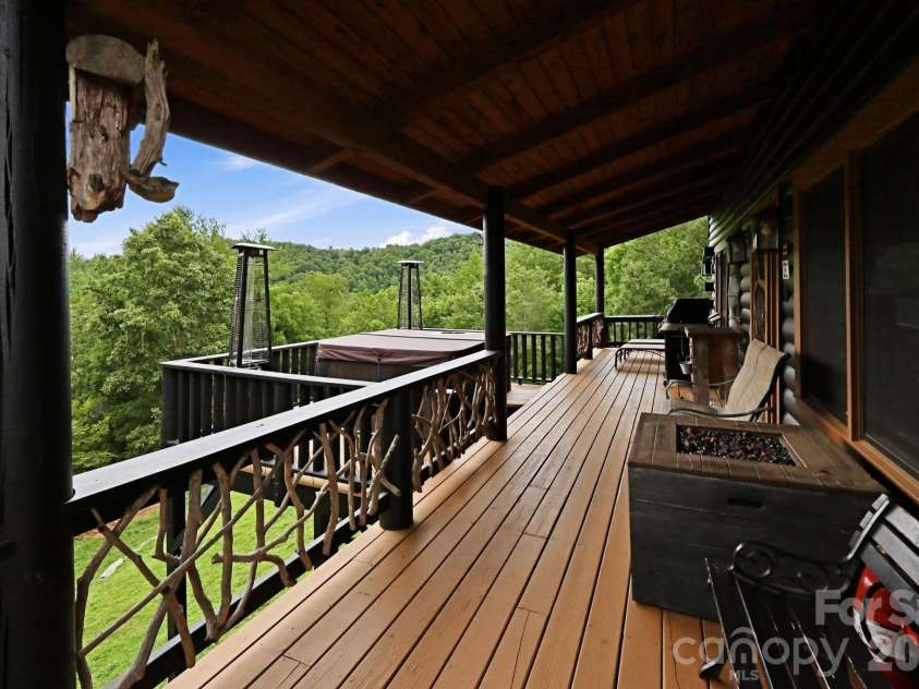 206 Hamlet Drive, Burnsville, NC 28714.  MLS# CAR4399818, YatesRealty ID 38687. 