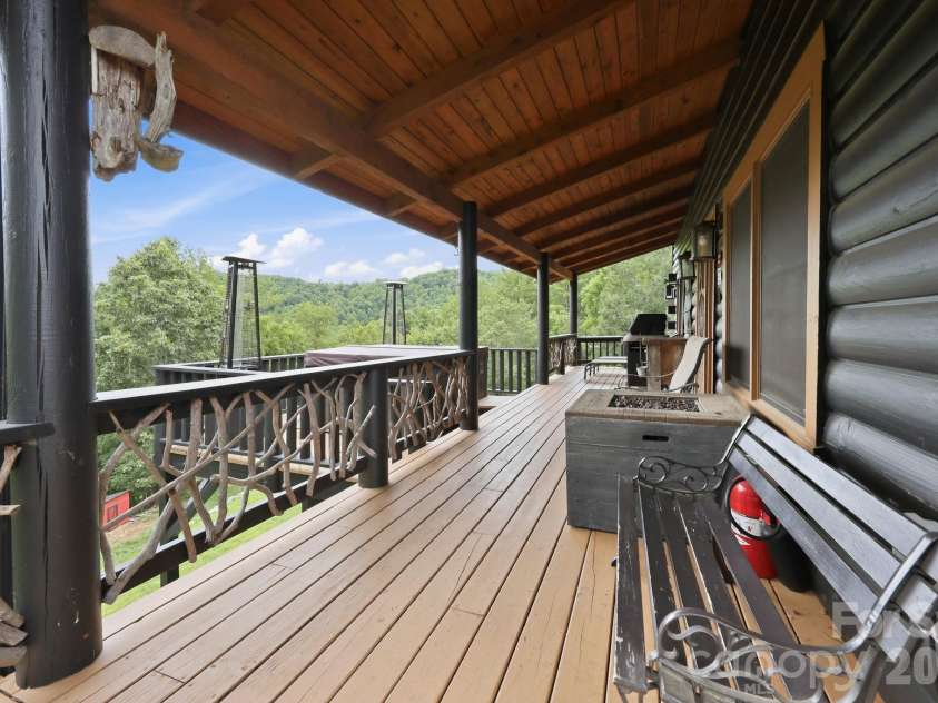 206 Hamlet Drive, Burnsville, NC 28714.  MLS# CAR4399818, YatesRealty ID 38687. 