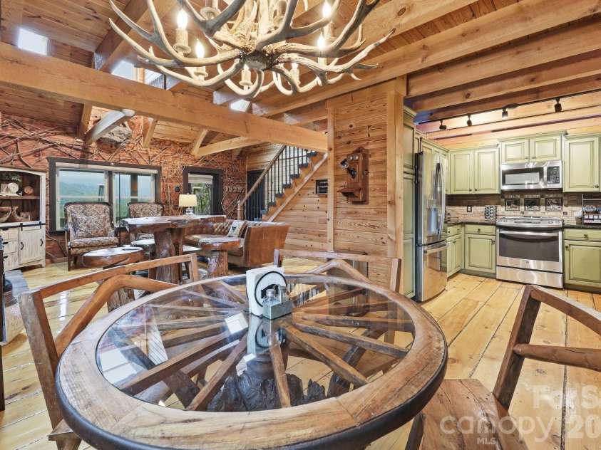 206 Hamlet Drive, Burnsville, NC 28714.  MLS# CAR4399818, YatesRealty ID 38687. 