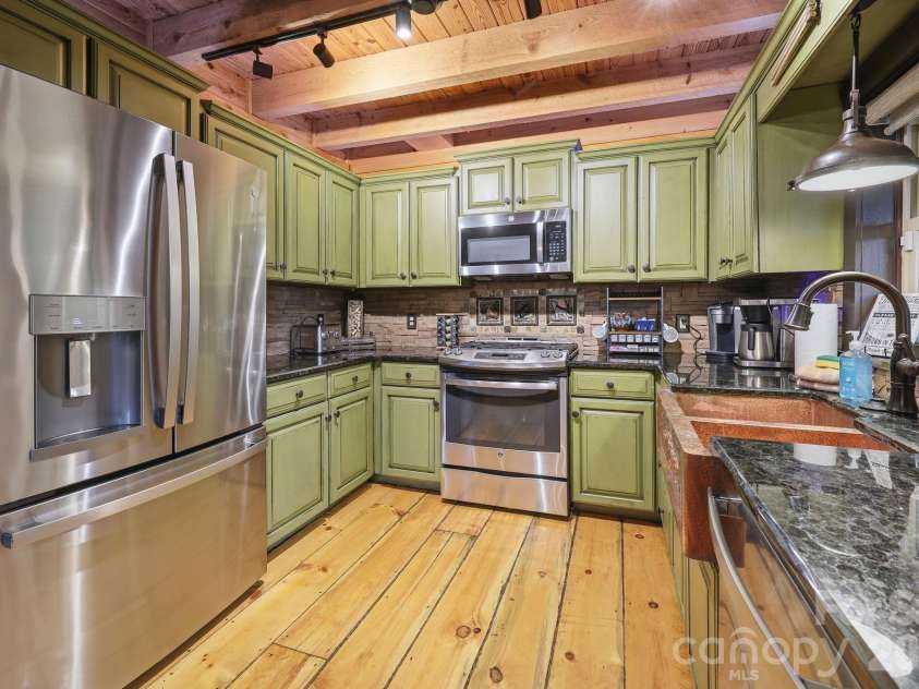 206 Hamlet Drive, Burnsville, NC 28714.  MLS# CAR4399818, YatesRealty ID 38687. 