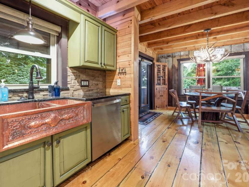 206 Hamlet Drive, Burnsville, NC 28714.  MLS# CAR4399818, YatesRealty ID 38687. 