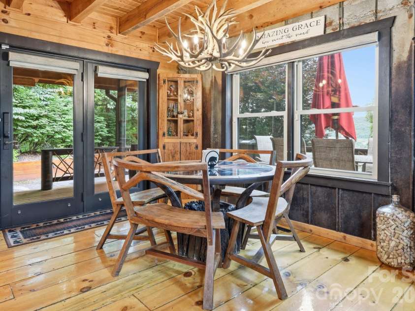 206 Hamlet Drive, Burnsville, NC 28714.  MLS# CAR4399818, YatesRealty ID 38687. 