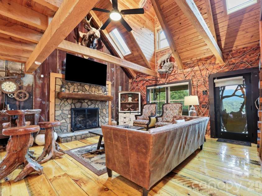 206 Hamlet Drive, Burnsville, NC 28714.  MLS# CAR4399818, YatesRealty ID 38687. 