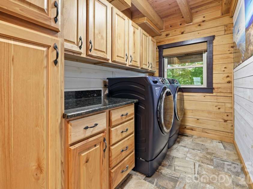 206 Hamlet Drive, Burnsville, NC 28714.  MLS# CAR4399818, YatesRealty ID 38687. 