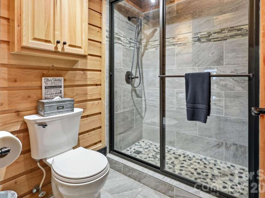 206 Hamlet Drive, Burnsville, NC 28714.  MLS# CAR4399818, YatesRealty ID 38687. 