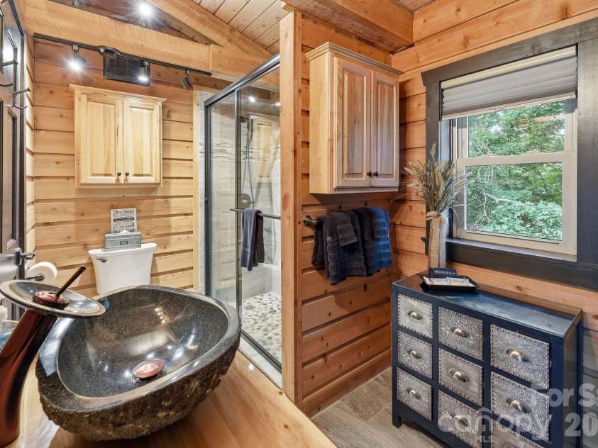206 Hamlet Drive, Burnsville, NC 28714.  MLS# CAR4399818, YatesRealty ID 38687. 
