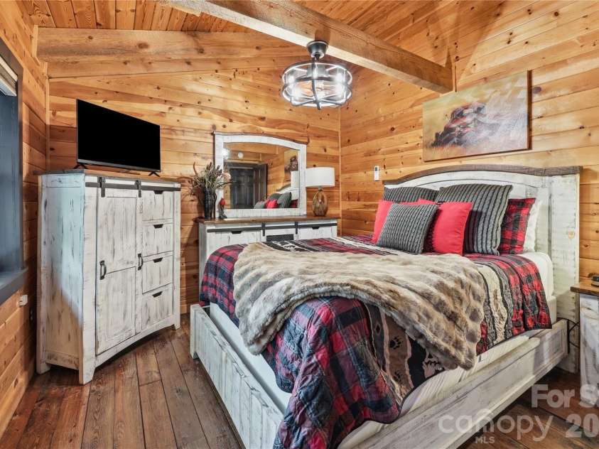 206 Hamlet Drive, Burnsville, NC 28714.  MLS# CAR4399818, YatesRealty ID 38687. 