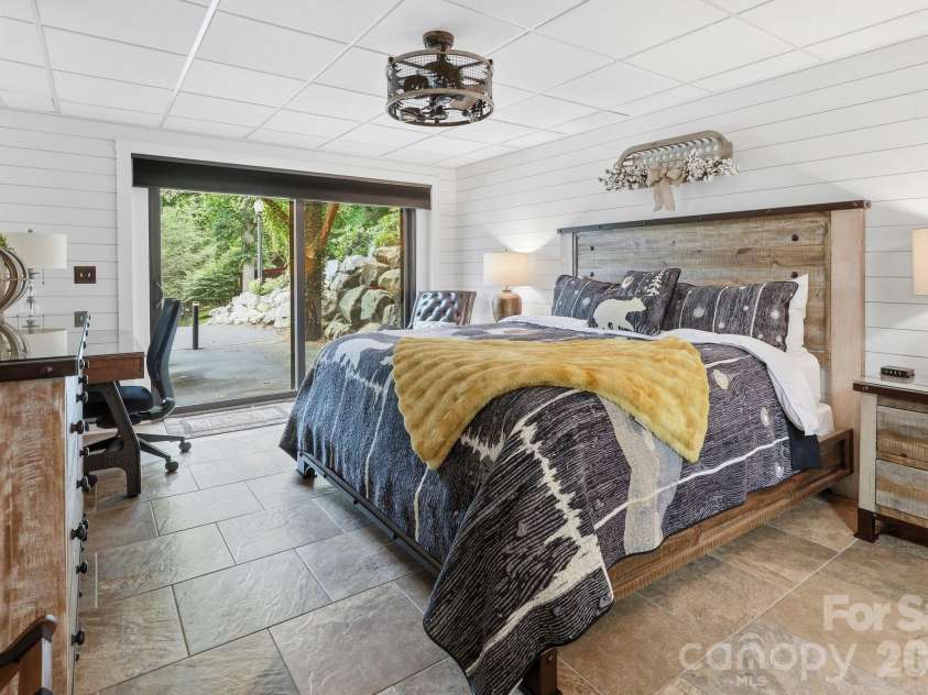 206 Hamlet Drive, Burnsville, NC 28714.  MLS# CAR4399818, YatesRealty ID 38687. 