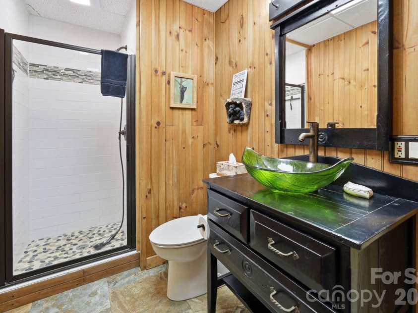 206 Hamlet Drive, Burnsville, NC 28714.  MLS# CAR4399818, YatesRealty ID 38687. 