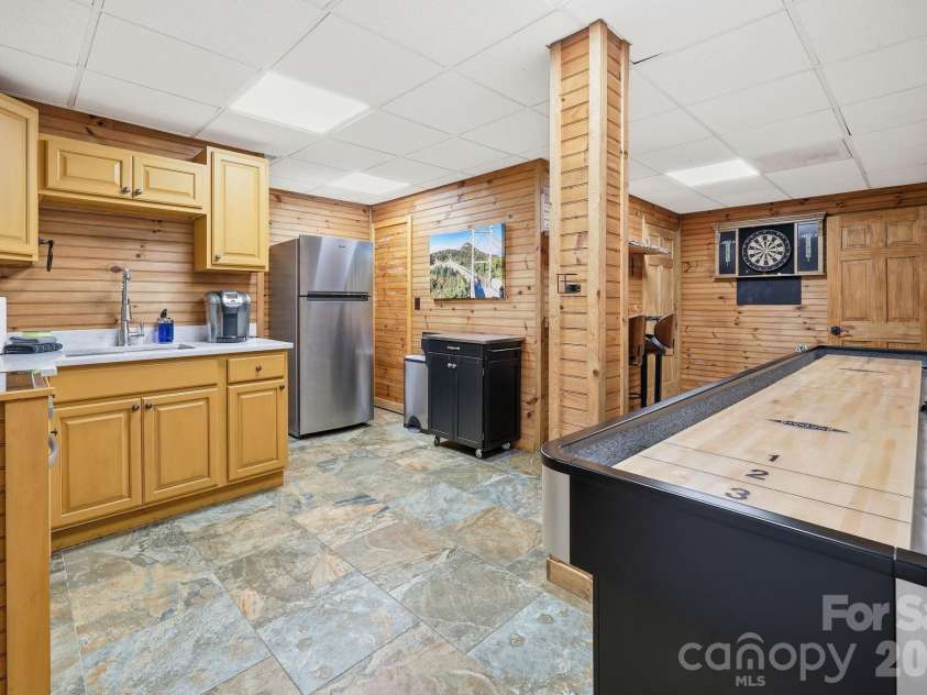 206 Hamlet Drive, Burnsville, NC 28714.  MLS# CAR4399818, YatesRealty ID 38687. 