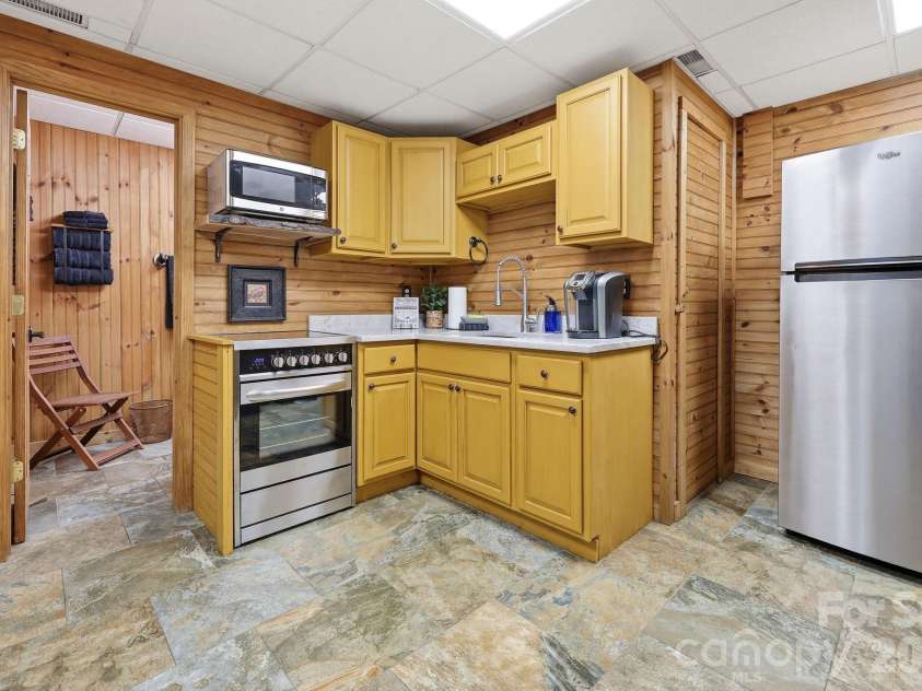 206 Hamlet Drive, Burnsville, NC 28714.  MLS# CAR4399818, YatesRealty ID 38687. 