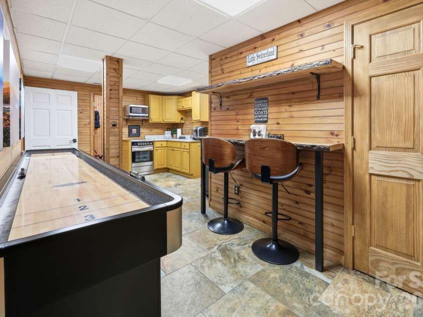 206 Hamlet Drive, Burnsville, NC 28714.  MLS# CAR4399818, YatesRealty ID 38687. 
