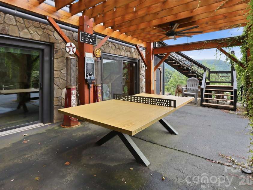 206 Hamlet Drive, Burnsville, NC 28714.  MLS# CAR4399818, YatesRealty ID 38687. 