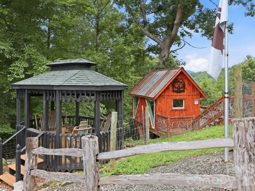 206 Hamlet Drive, Burnsville, NC 28714.  MLS# CAR4399818, YatesRealty ID 38687. 