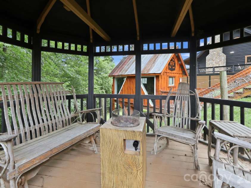 206 Hamlet Drive, Burnsville, NC 28714.  MLS# CAR4399818, YatesRealty ID 38687. 