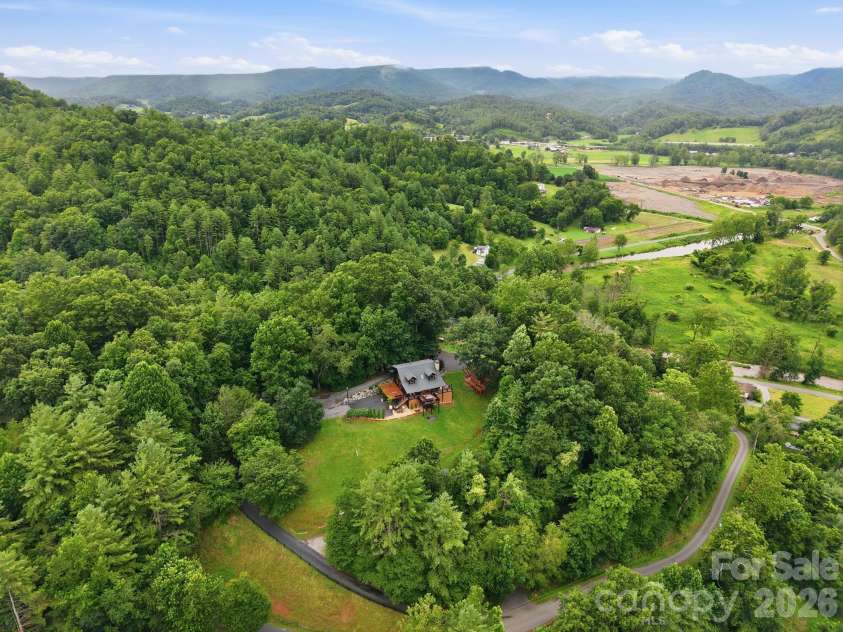 206 Hamlet Drive, Burnsville, NC 28714.  MLS# CAR4399818, YatesRealty ID 38687. 