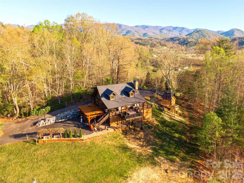 206 Hamlet Drive, Burnsville, NC 28714.  MLS# CAR4399818, YatesRealty ID 38687. 