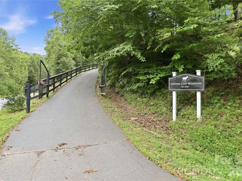 206 Hamlet Drive, Burnsville, NC 28714.  MLS# CAR4399818, YatesRealty ID 38687. 