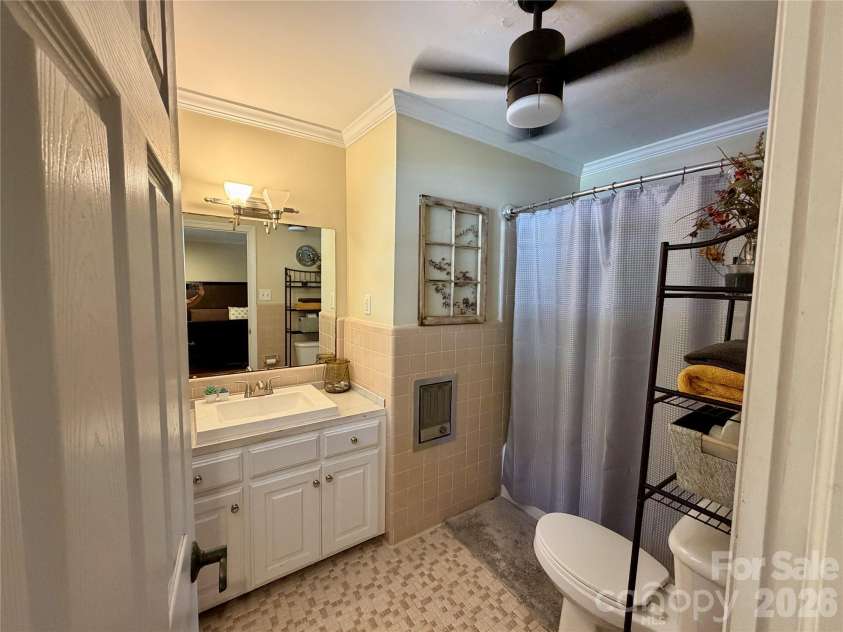106 Outen Street, Pageland, SC 29728.  MLS# CAR4405678, YatesRealty ID 38688. Owner's bath