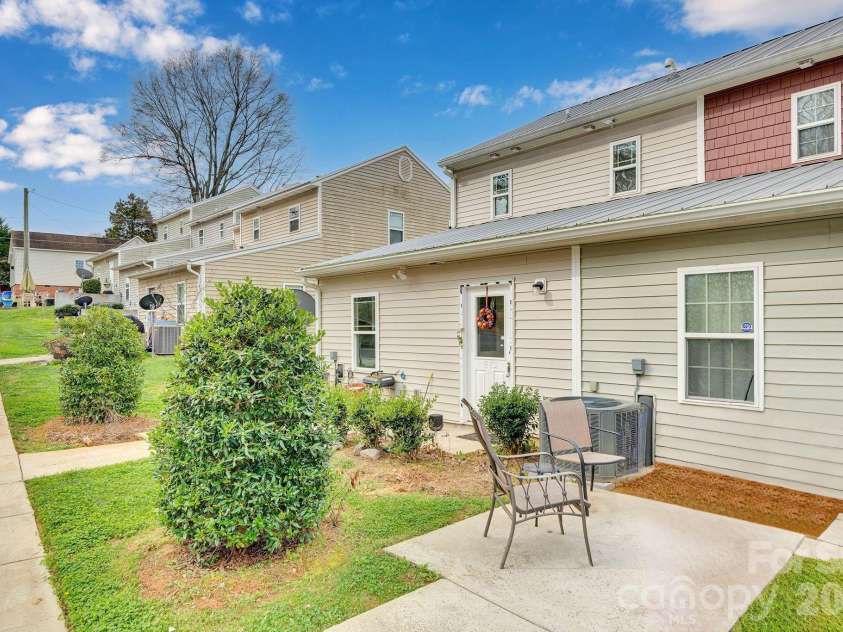 372 Mills Avenue, Mooresville, NC 28115.  MLS# CAR4357217, YatesRealty ID 3869. 