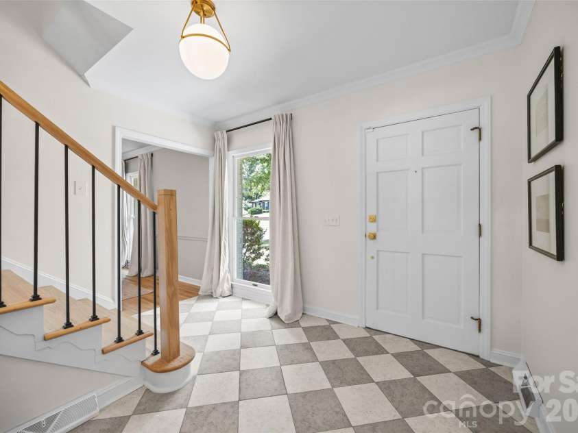 1340 Piccadilly Drive, Charlotte, NC 28211.  MLS# CAR4402510, YatesRealty ID 38694. 