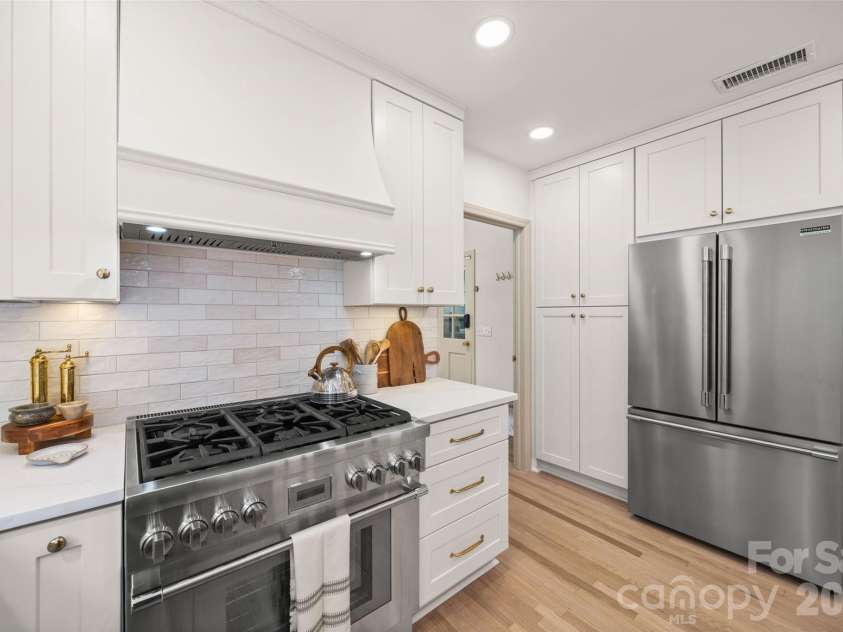 1340 Piccadilly Drive, Charlotte, NC 28211.  MLS# CAR4402510, YatesRealty ID 38694. 