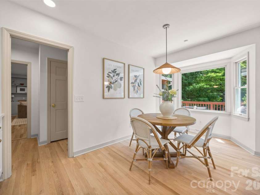 1340 Piccadilly Drive, Charlotte, NC 28211.  MLS# CAR4402510, YatesRealty ID 38694. Breakfast nook