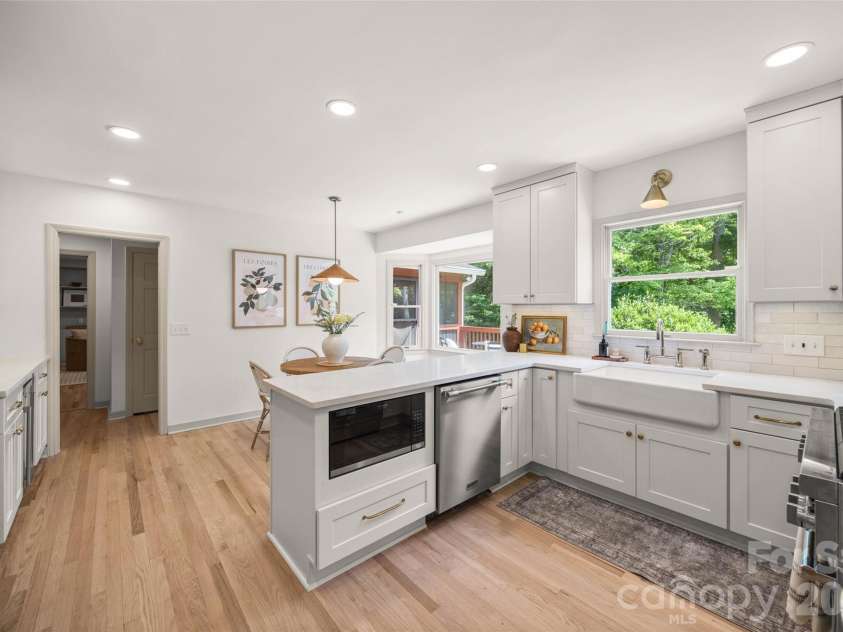 1340 Piccadilly Drive, Charlotte, NC 28211.  MLS# CAR4402510, YatesRealty ID 38694. Newly designed kitchen with custom cabinets and quartz counters