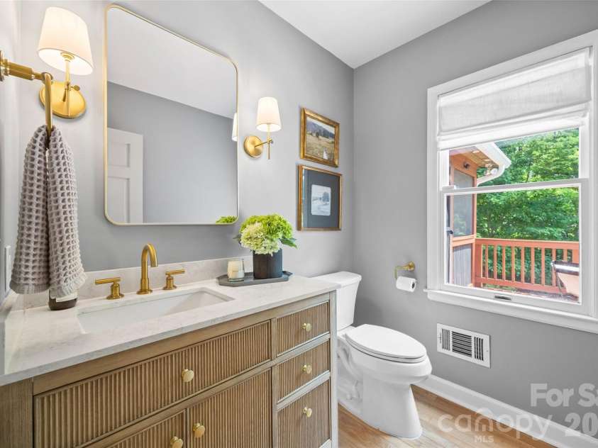 1340 Piccadilly Drive, Charlotte, NC 28211.  MLS# CAR4402510, YatesRealty ID 38694. Powder bath on main