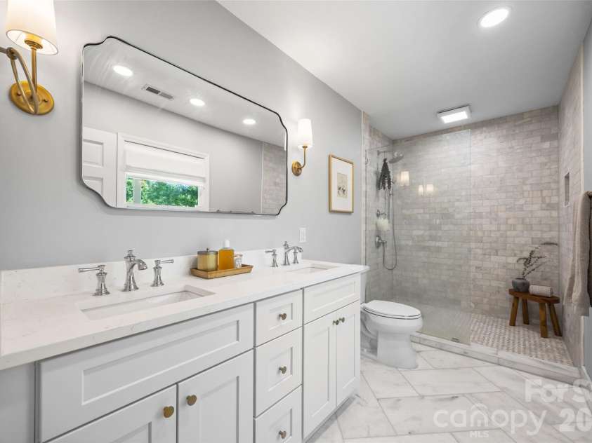 1340 Piccadilly Drive, Charlotte, NC 28211.  MLS# CAR4402510, YatesRealty ID 38694. Primary Bath