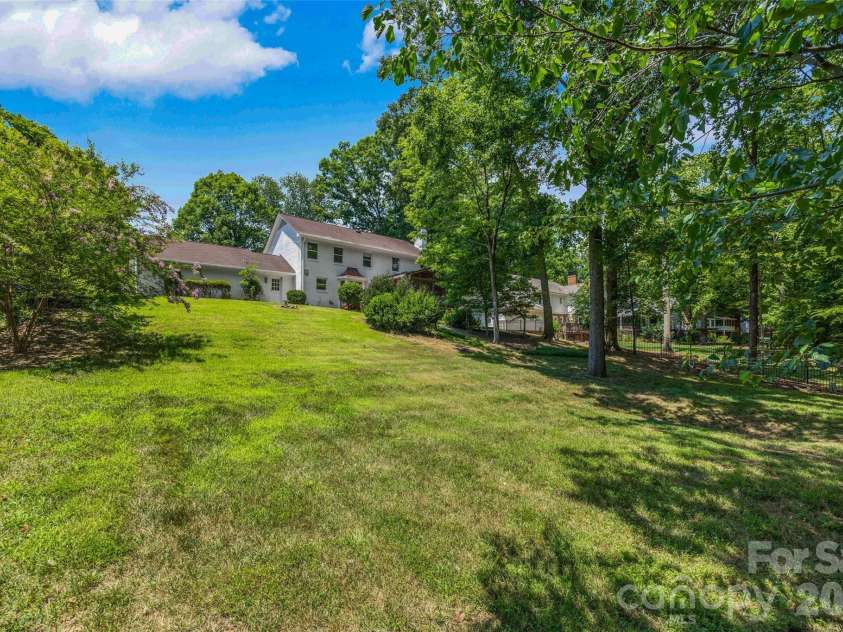 1340 Piccadilly Drive, Charlotte, NC 28211.  MLS# CAR4402510, YatesRealty ID 38694. Private Backyard