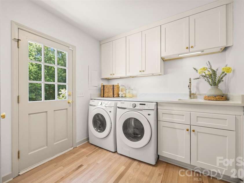 1340 Piccadilly Drive, Charlotte, NC 28211.  MLS# CAR4402510, YatesRealty ID 38694. Spacious laundry/mod room off the garage/kitchen