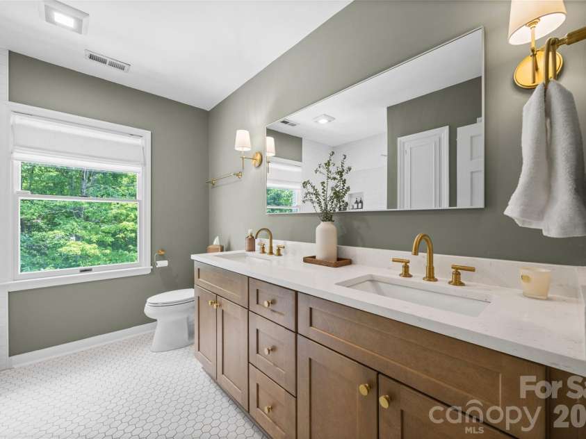 1340 Piccadilly Drive, Charlotte, NC 28211.  MLS# CAR4402510, YatesRealty ID 38694. Upstairs Hall Bath