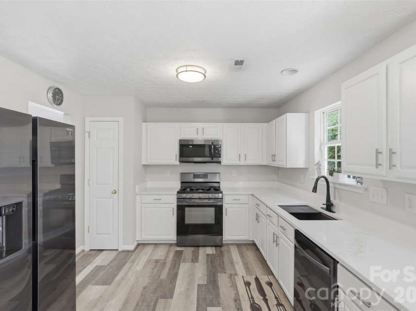 4923 Eagle Creek Drive, Charlotte, NC 28269.  MLS# CAR4397626, YatesRealty ID 38696. 