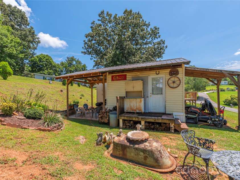 40 Farmstead Road, Leicester, NC 28748.  MLS# CAR4404206, YatesRealty ID 38703. 