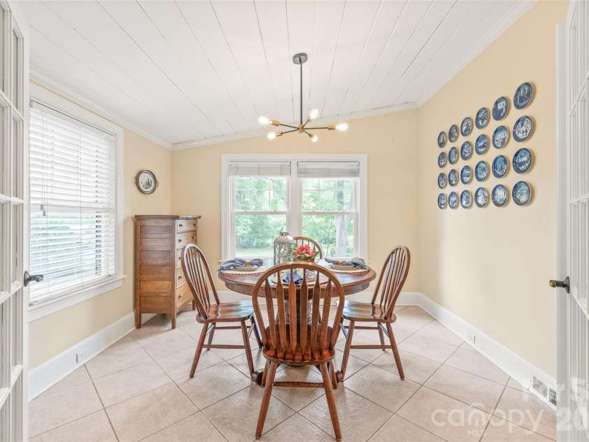 600 Central Avenue, Belmont, NC 28012.  MLS# CAR4375573, YatesRealty ID 38704. Breakfast Area