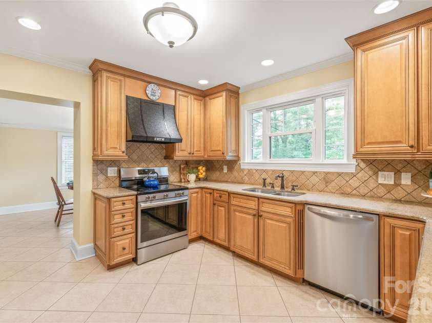 600 Central Avenue, Belmont, NC 28012.  MLS# CAR4375573, YatesRealty ID 38704. Great finishes and space