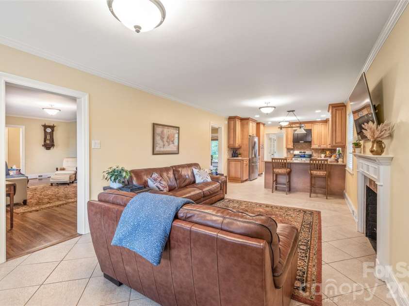 600 Central Avenue, Belmont, NC 28012.  MLS# CAR4375573, YatesRealty ID 38704. Great Room looking into Kitchen with Breakfast Bar