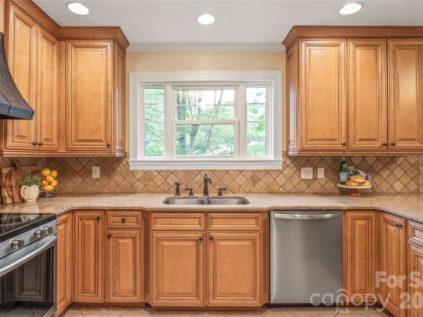 600 Central Avenue, Belmont, NC 28012.  MLS# CAR4375573, YatesRealty ID 38704. Kitchen