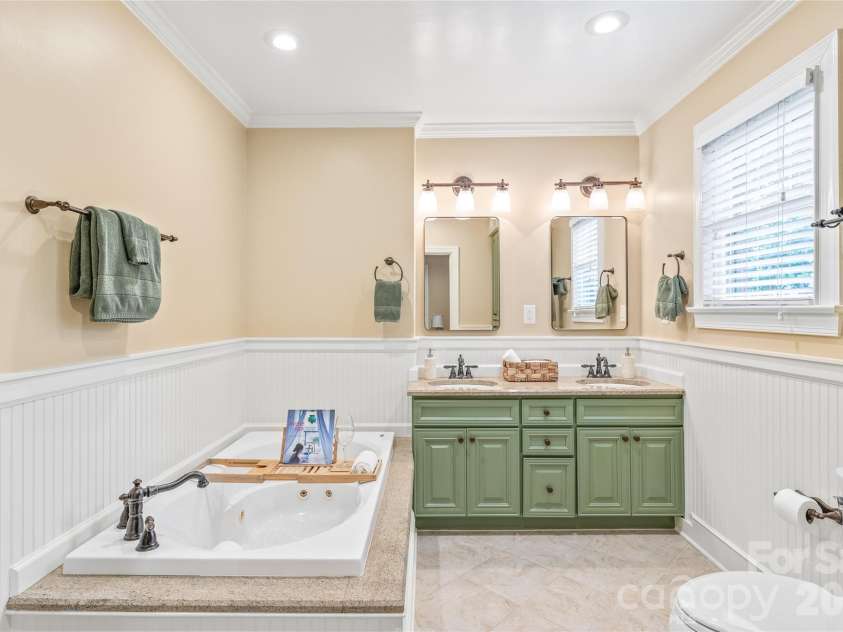 600 Central Avenue, Belmont, NC 28012.  MLS# CAR4375573, YatesRealty ID 38704. Primary Bath