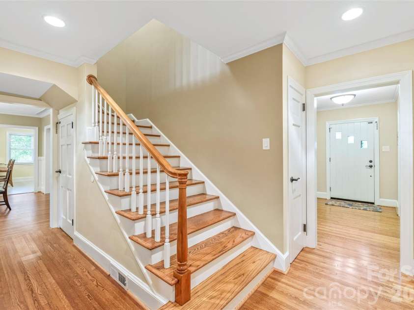 600 Central Avenue, Belmont, NC 28012.  MLS# CAR4375573, YatesRealty ID 38704. Staircase