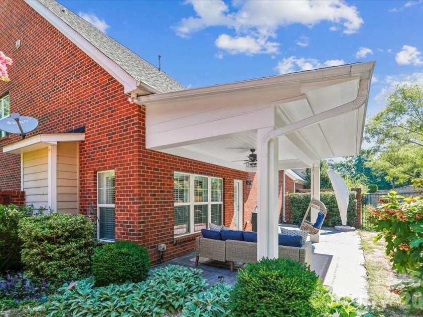 5125 Pansley Drive, Charlotte, NC 28226.  MLS# CAR4401320, YatesRealty ID 38705. Backyard and covered pation.