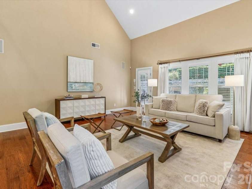 5125 Pansley Drive, Charlotte, NC 28226.  MLS# CAR4401320, YatesRealty ID 38705. Great room