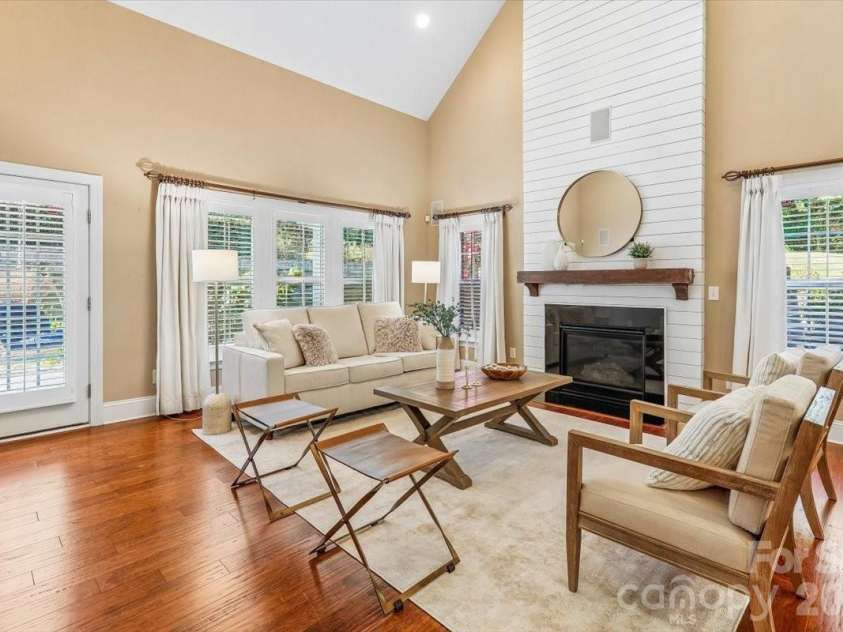 5125 Pansley Drive, Charlotte, NC 28226.  MLS# CAR4401320, YatesRealty ID 38705. Great room
