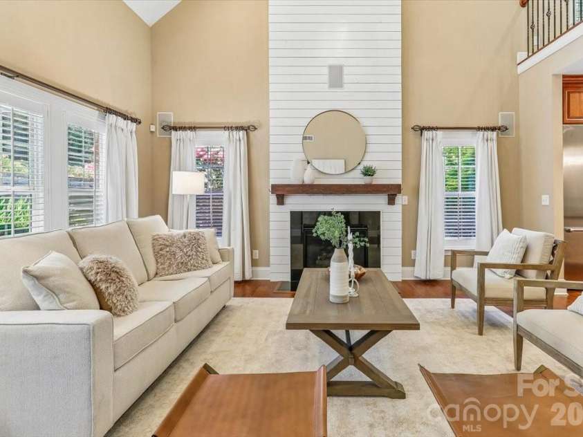 5125 Pansley Drive, Charlotte, NC 28226.  MLS# CAR4401320, YatesRealty ID 38705. Great room