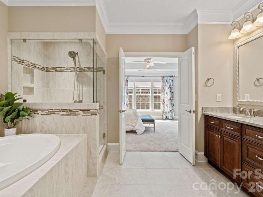 5125 Pansley Drive, Charlotte, NC 28226.  MLS# CAR4401320, YatesRealty ID 38705. Primary bath