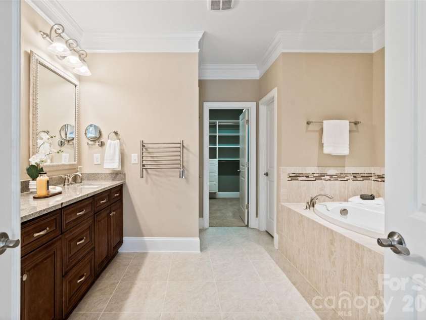 5125 Pansley Drive, Charlotte, NC 28226.  MLS# CAR4401320, YatesRealty ID 38705. Primary bath